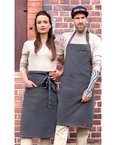 Delantal de Peto estilo Denim Bistro ROCK CHEF®. 65% Poliéster - 35% Algodón. 195 g/m²