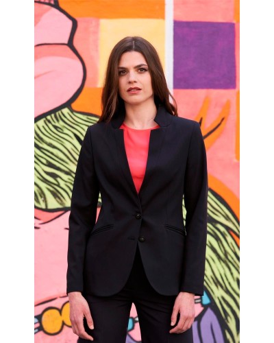 Americana Mujer Solapa Invertida. 77% Poliéster - 20% Viscosa - 3% Elastómero. 185gr/m2