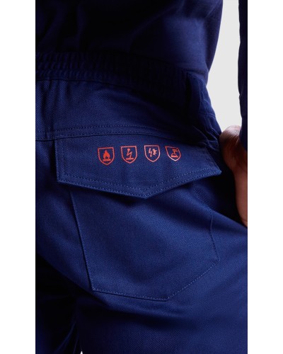 Pantalón tejido ignífugo. 98% algodón / 2% fibra de carbono, sarga, 360 g/m².